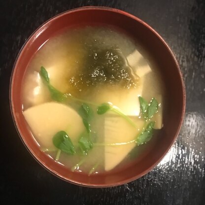 竹の子のお味噌汁良いですね
おもてなしお味噌汁になりますね
水菜無くて、豆苗栽培があったので入れました。